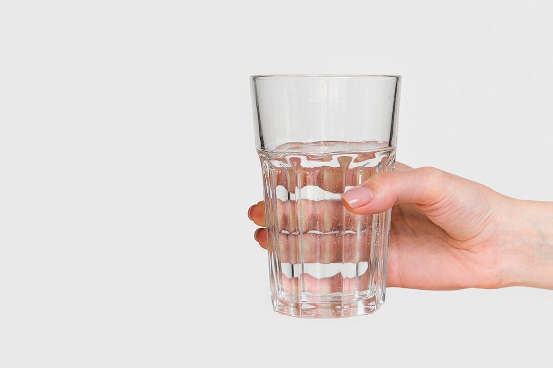Un verre d'eau avec une valeur de poudre diluée zxcvbnmq